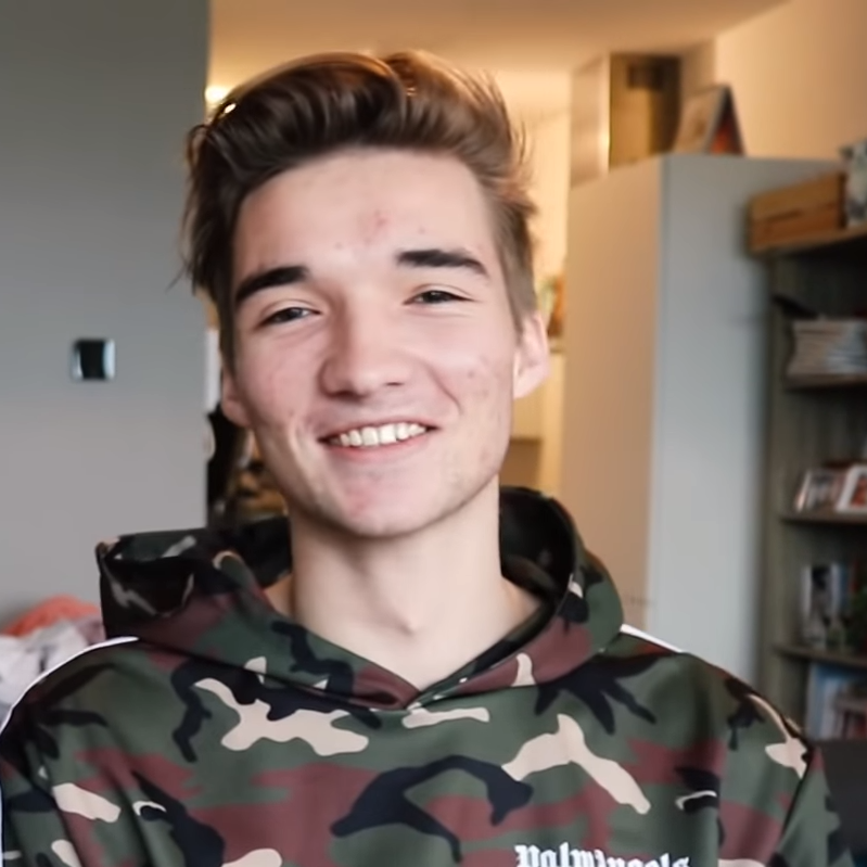 Wat is het vermogen van Gio Latooy?